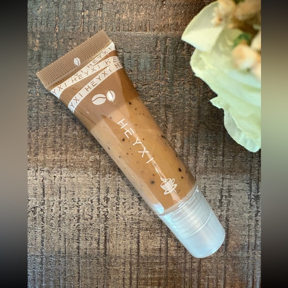New HEYXI Coffee Scrub LIP EXFOLIATING Lipstick!